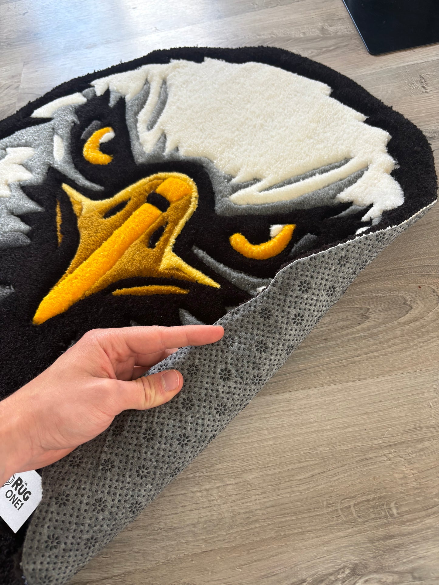 Tapis Aigle 70x65cm ( 100% fait main ) Tufting/Rug