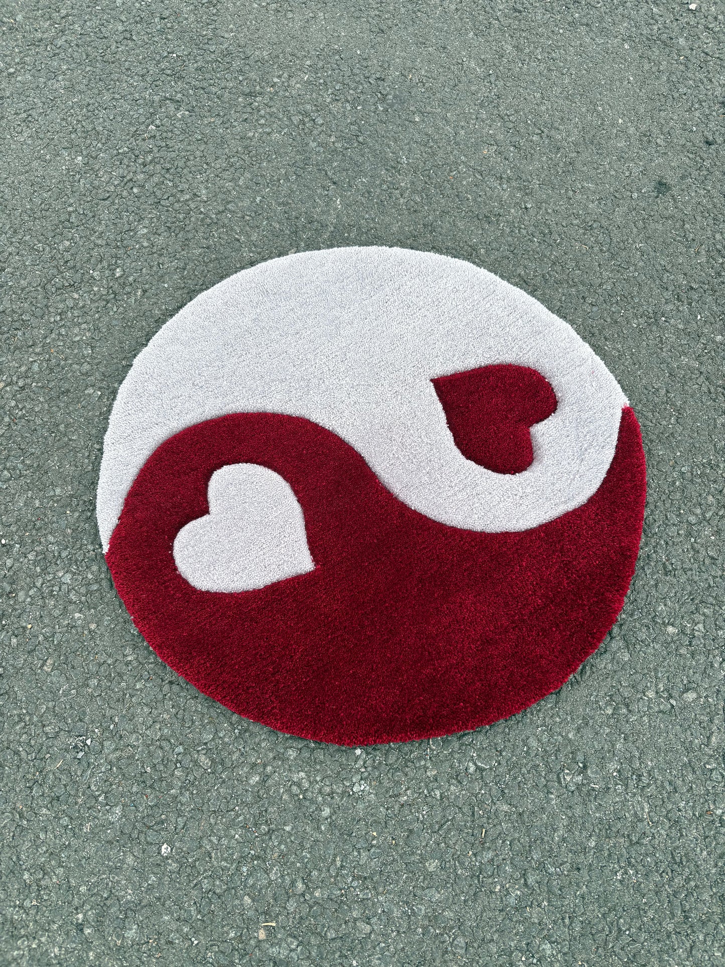 Tapis Yin Yang / Love ( 100% fait main) 65x65cm Tufting/Rug Bordeau/Gris