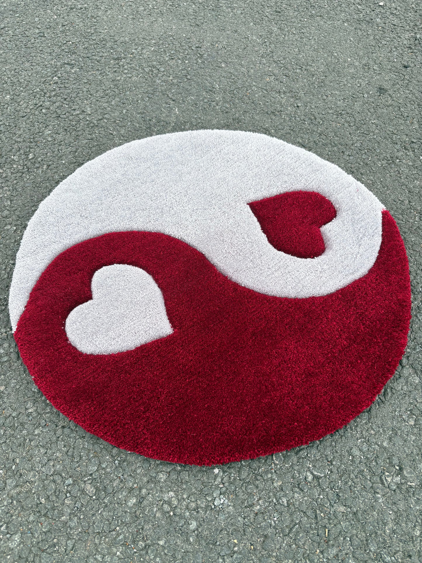 Tapis Yin Yang / Love ( 100% fait main) 65x65cm Tufting/Rug Bordeau/Gris