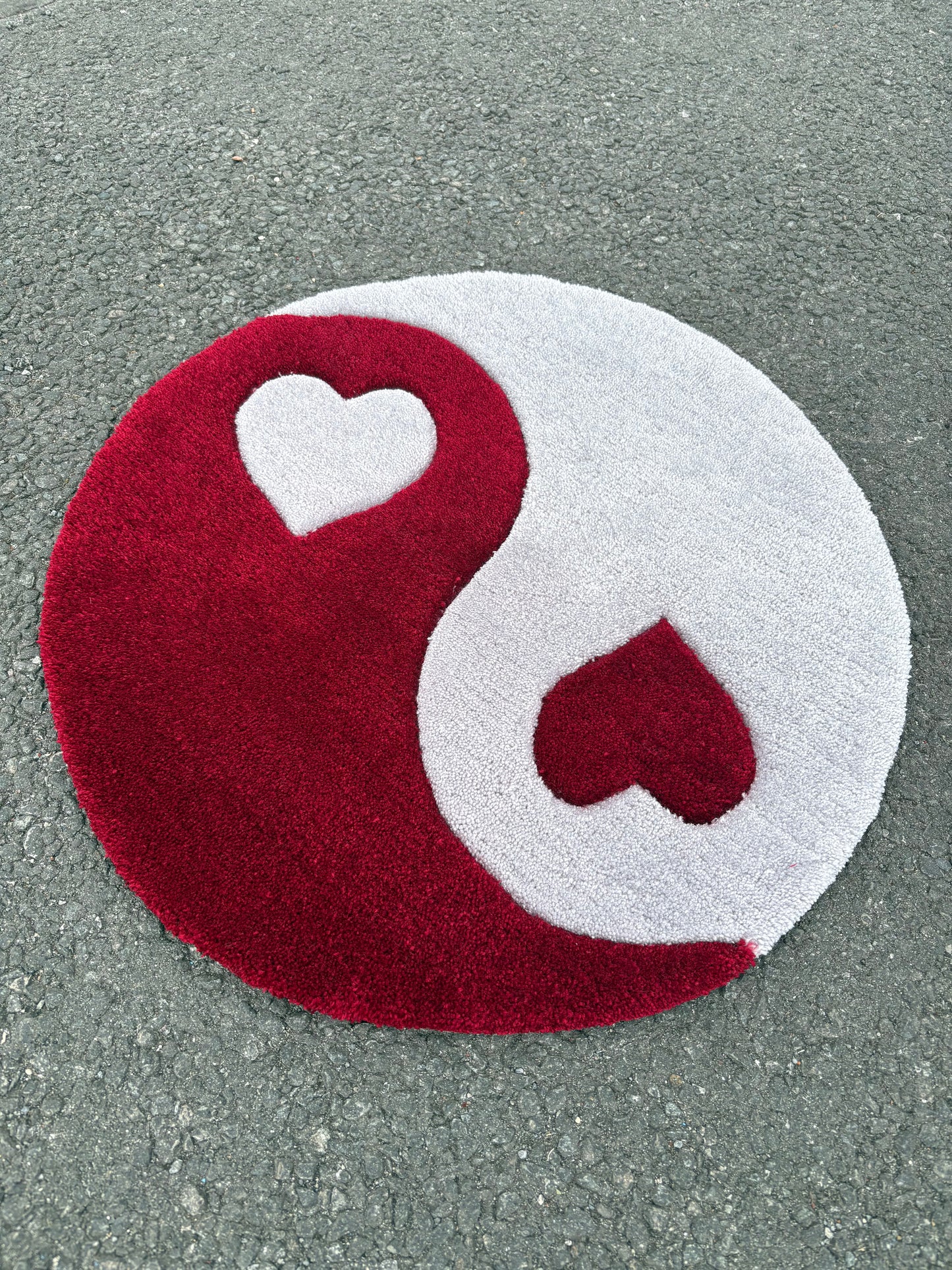 Tapis Yin Yang / Love ( 100% fait main) 65x65cm Tufting/Rug Bordeau/Gris