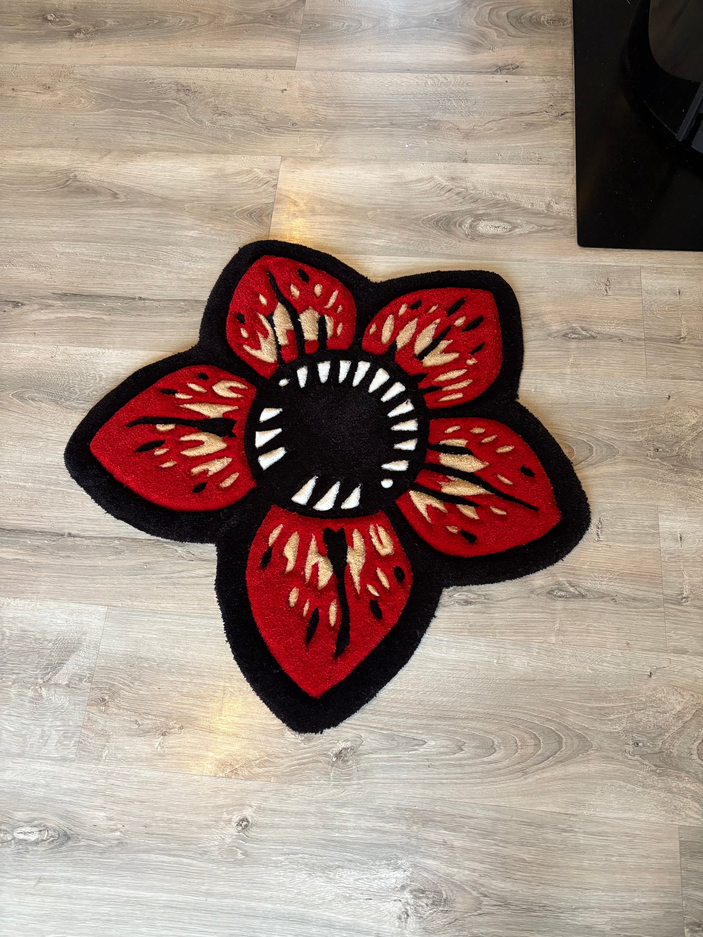 Tapis Démogorgon 100% fait main (70x70cm) Tufting/Rug LIMITÉ À 10PCS