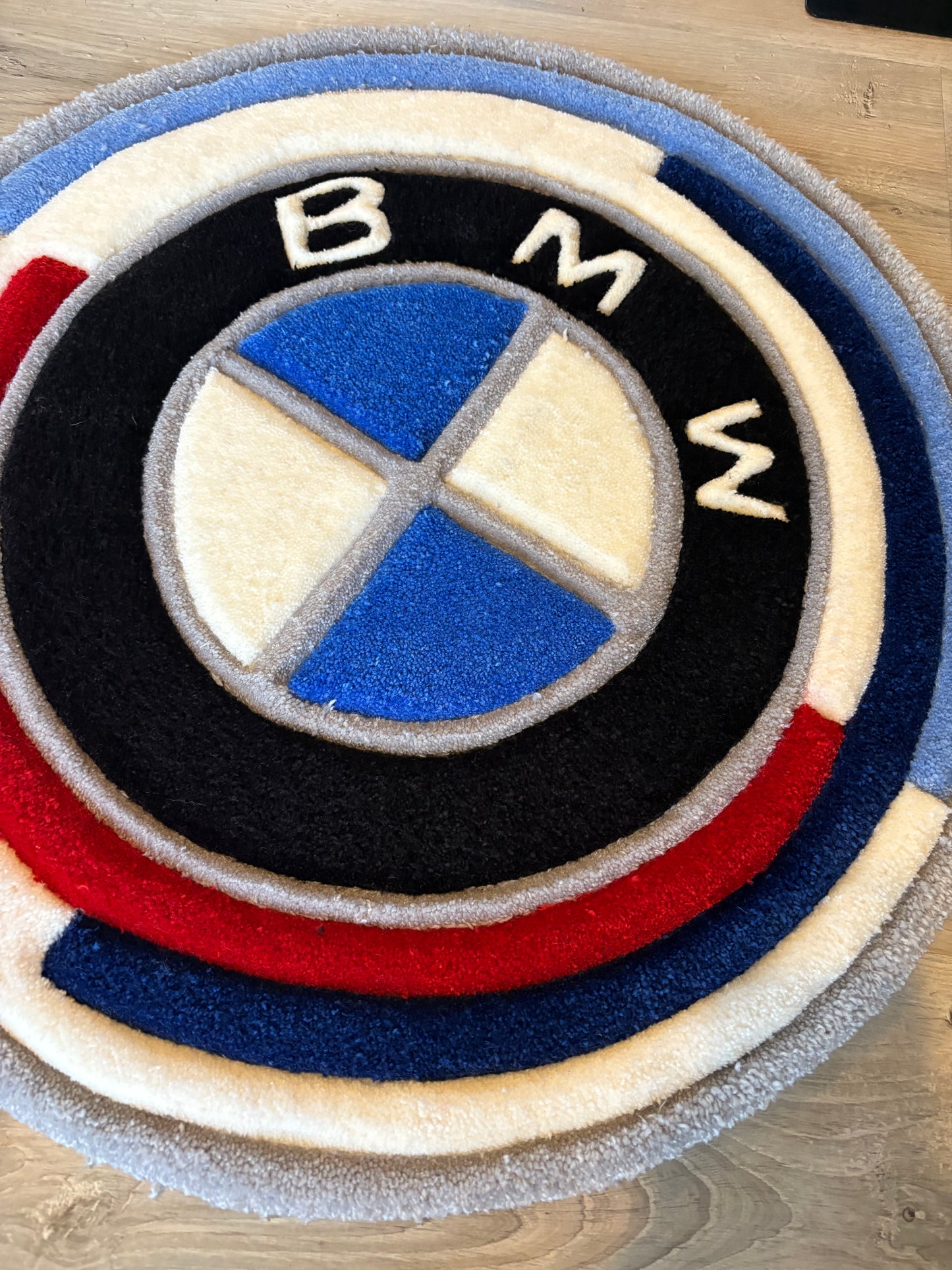 Tapis BMW 50ème Anniversaire (100% fait main) 70x70cm Tufting/Rug