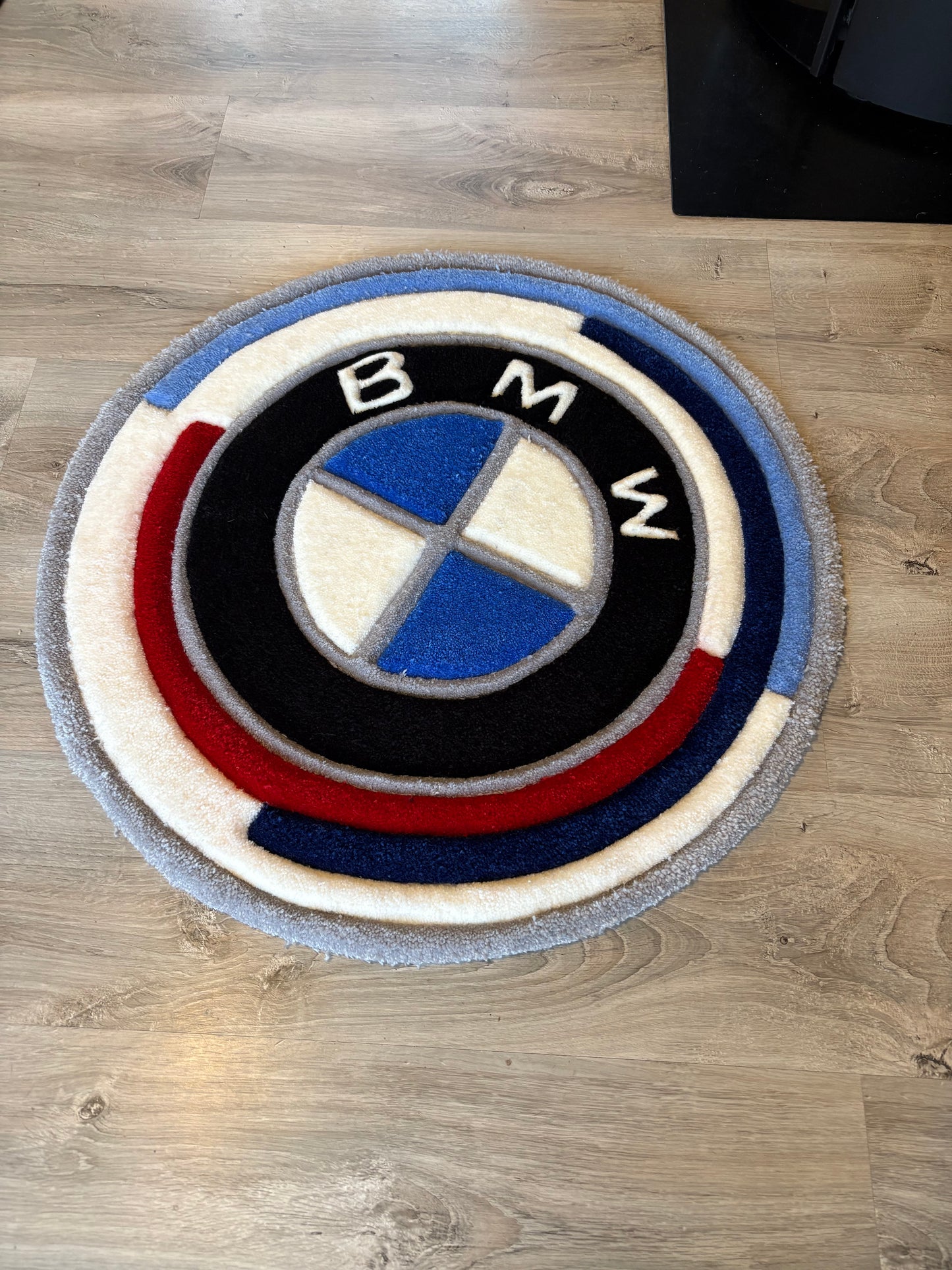 Tapis BMW 50ème Anniversaire (100% fait main) 70x70cm Tufting/Rug