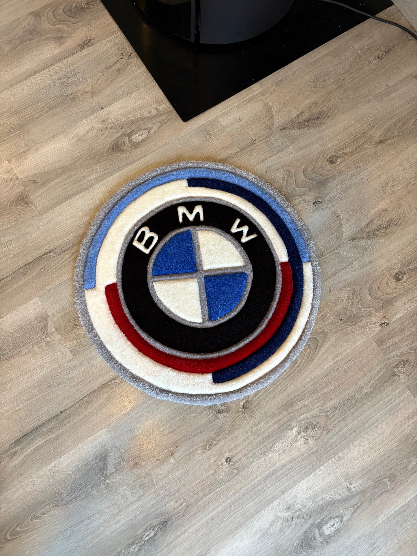 Tapis BMW 50ème Anniversaire (100% fait main) 70x70cm Tufting/Rug