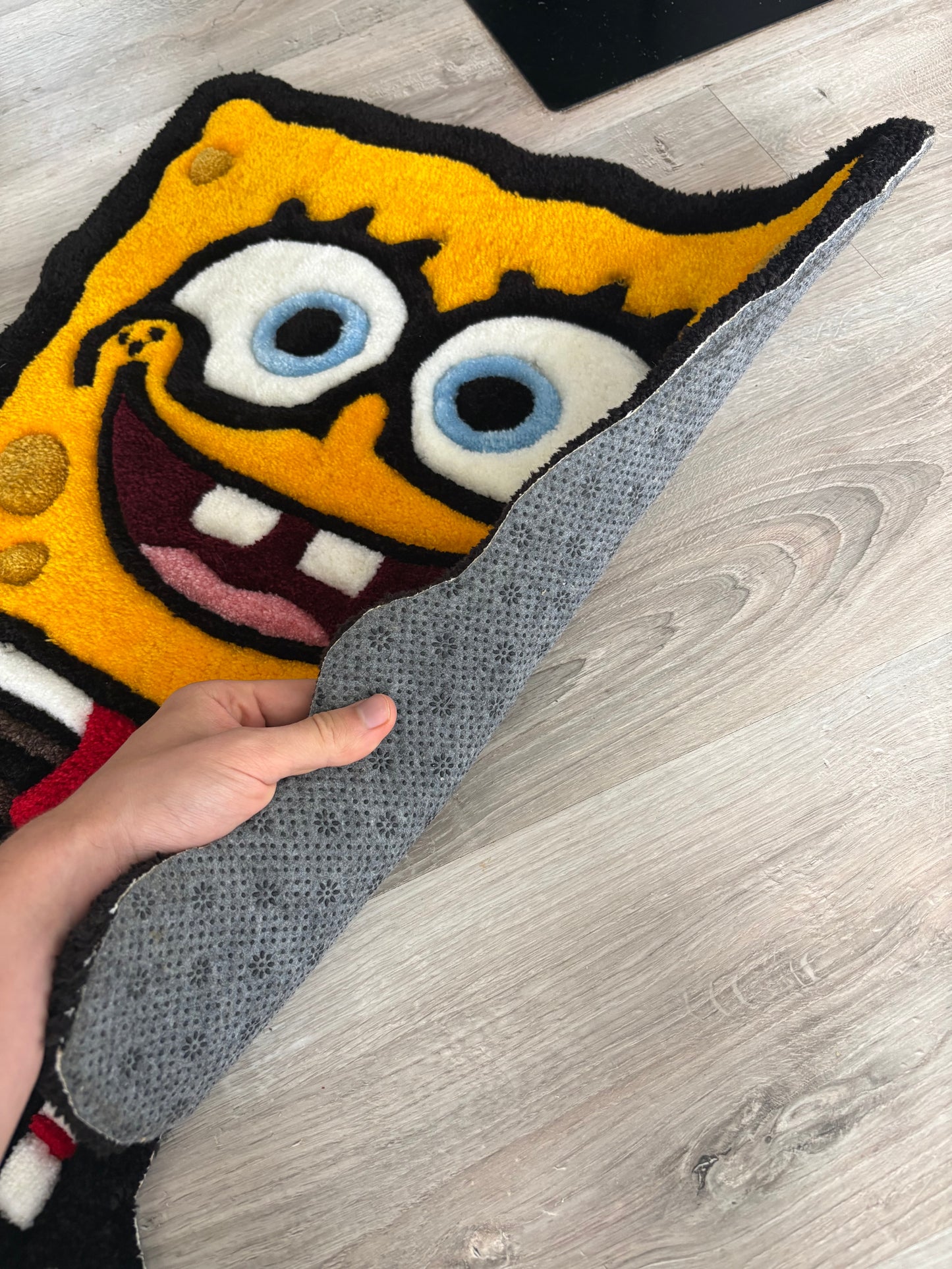 Tapis Tufting Bob l’éponge 70x63cm - 100% fait main