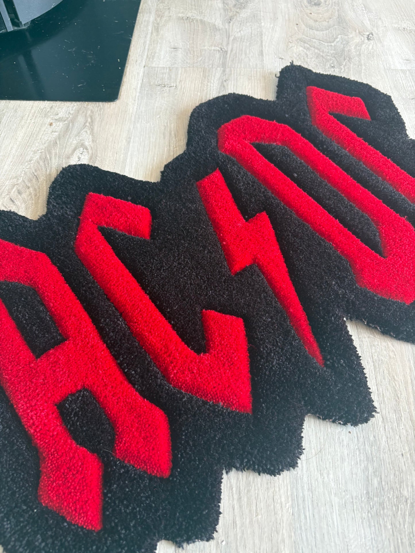 Tapis AC/DC (100% fait main) 70x44cm Tufting/Rug