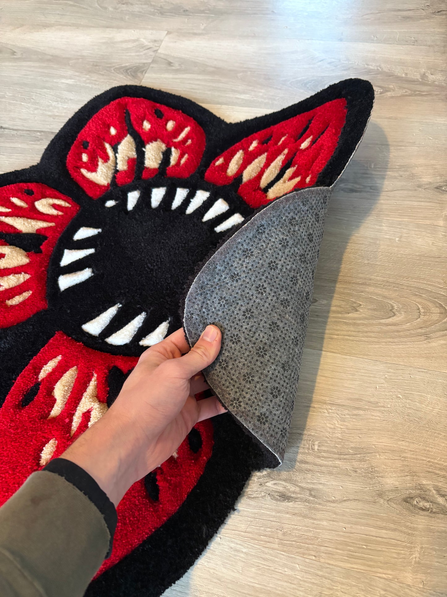 Tapis Démogorgon 100% fait main (70x70cm) Tufting/Rug LIMITÉ À 10PCS