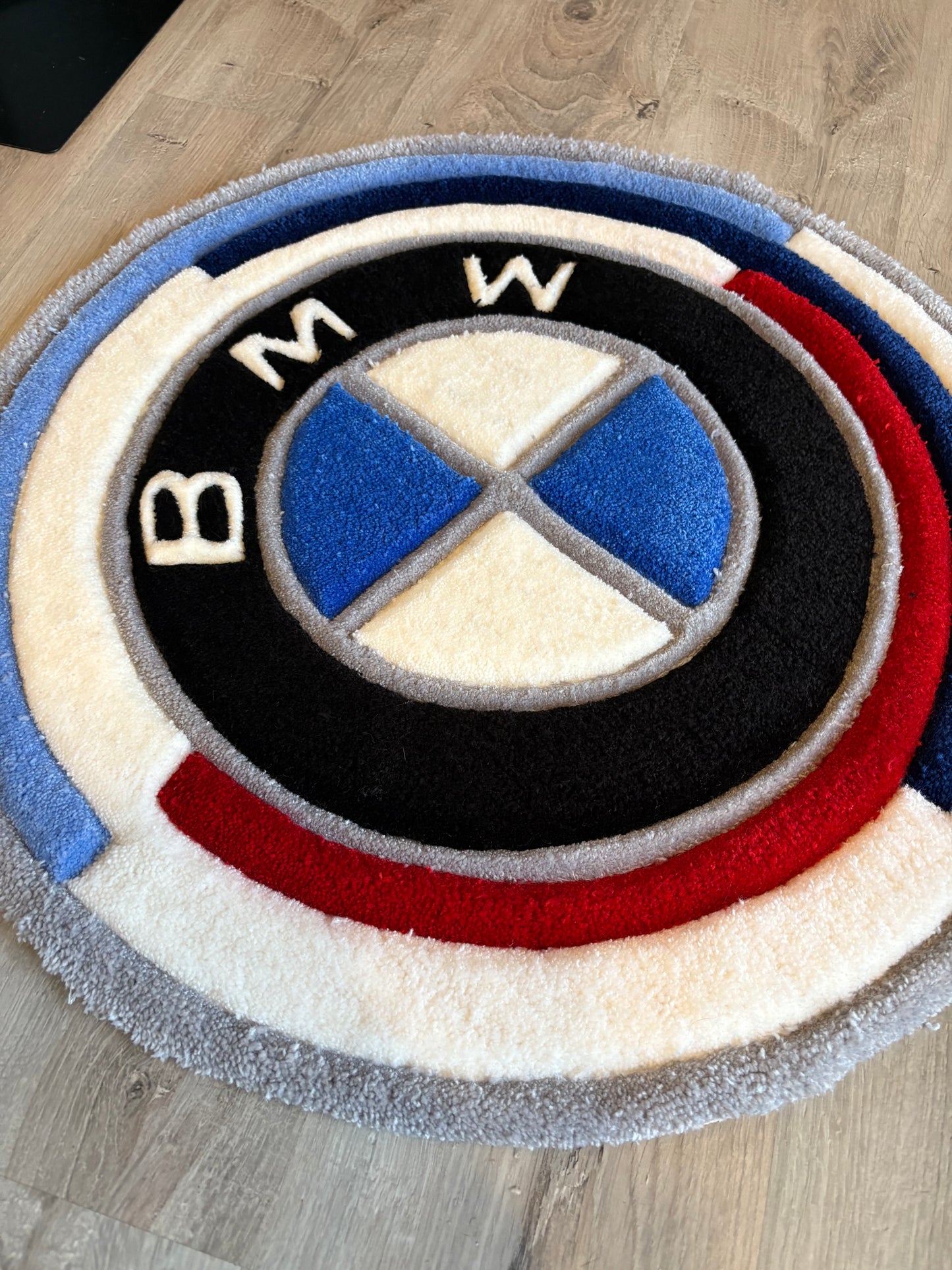 Tapis BMW 50ème Anniversaire (100% fait main) 70x70cm Tufting/Rug
